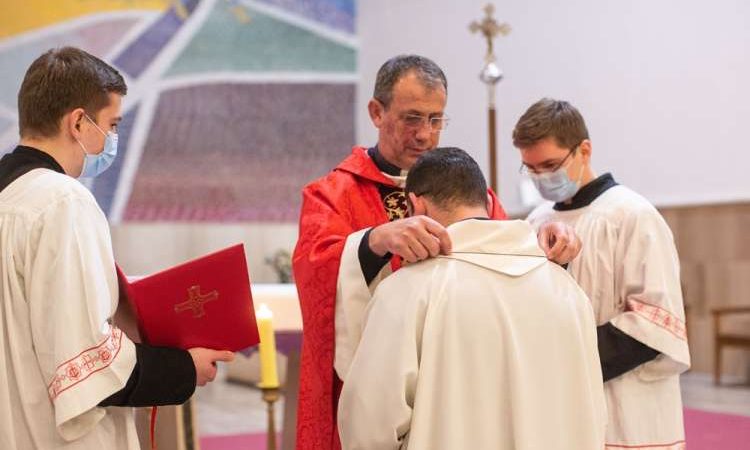 Josip Soldo prima misionarski križ